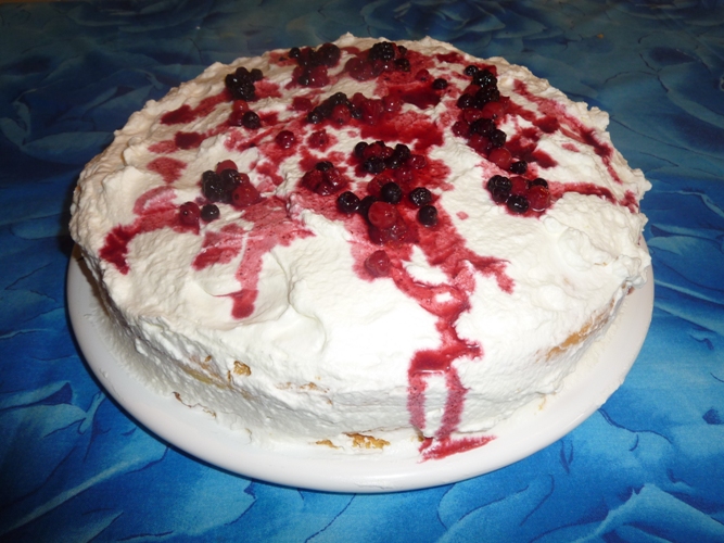 Torta con panna montata e frutti di bosco senza glutine