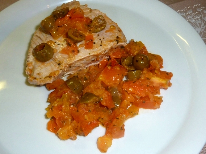 Tonno alle erbe con pomodori e olive