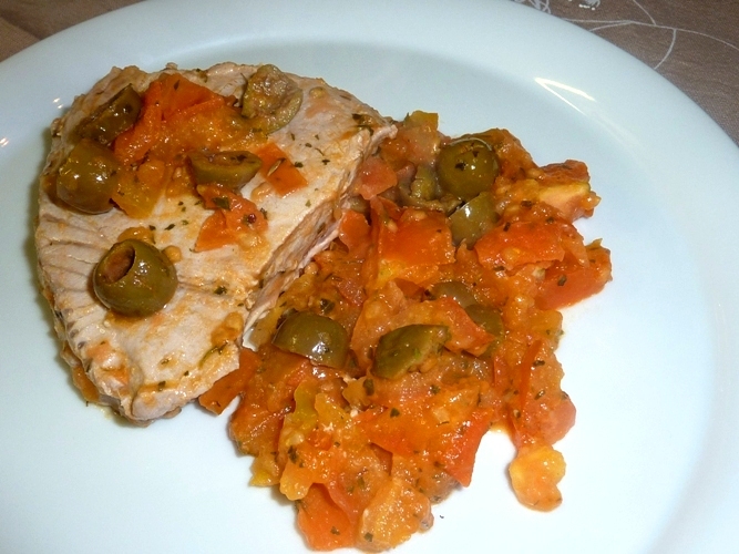 Tonno alle erbe con pomodori e olive