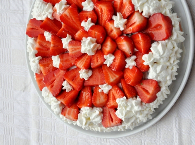 Torta al cioccolato senza glutine con panna e fragole