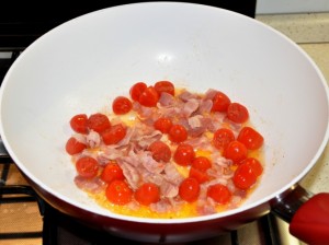 Condimento pasta con pancetta, pomodorini e provolone