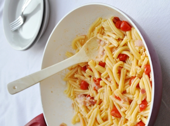 Pasta senza glutine con pancetta, pomodorini e provolone