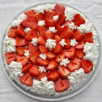 Torta al cioccolato con panna e fragole