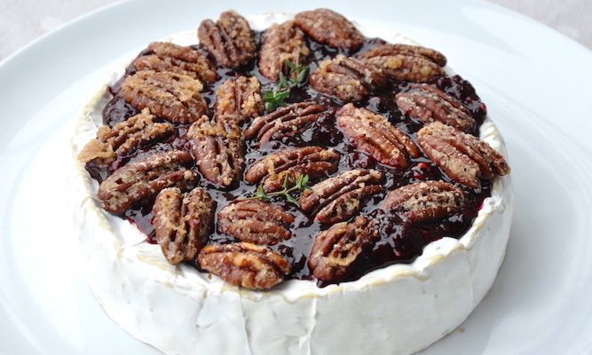 Brie al forno con frutti rossi e noci pecan caramellate