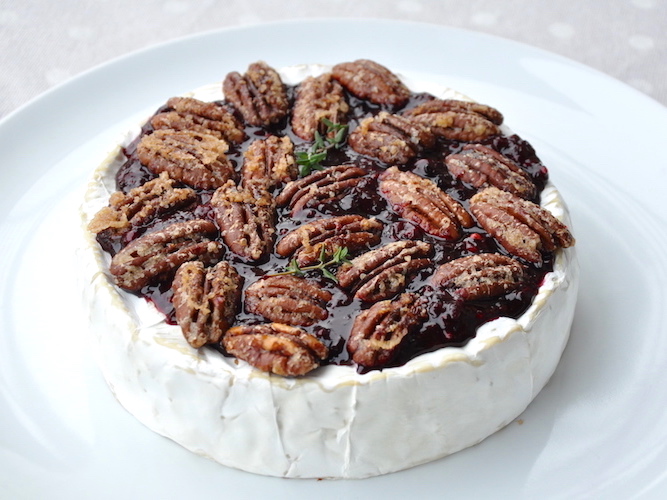 Brie al forno con frutti rossi e noci pecan