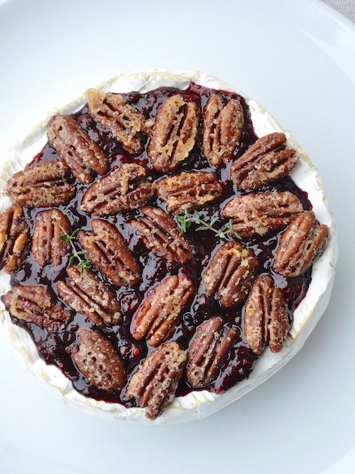 Brie al forno con frutti rossi e noci pecan