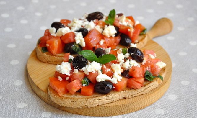 Bruschette con pomodori, feta e olive