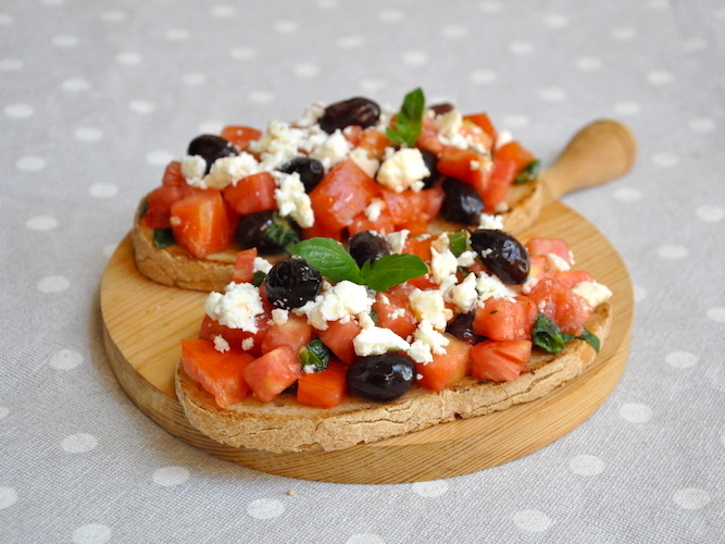 Bruschette senza glutine con pomodori, feta e olive