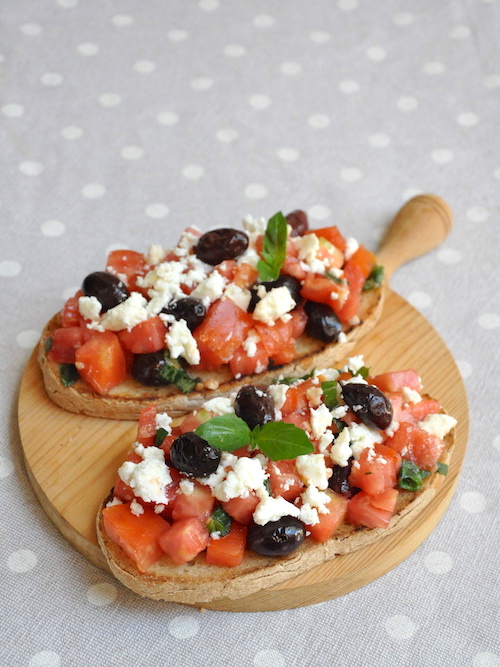 Bruschette con pomodori, feta e olive