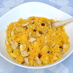 Cous cous dolce senza glutine con pollo, ananas, pinoli, mandorle e uvetta