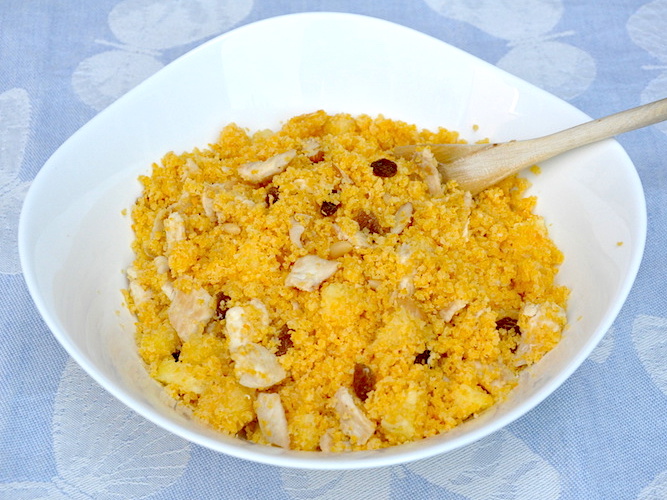 Cous cous senza glutine con pollo, ananas, pinoli, mandorle e uvetta