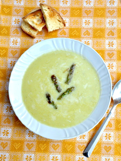 Patate in padella con timo, aglio e pomodoro