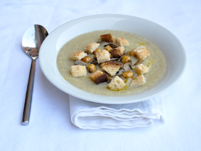 Vellutata di patate con funghi e nocciole