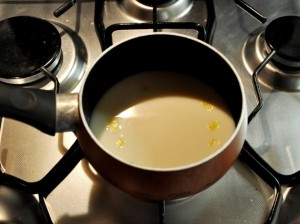 creme-caramel-latte-mandorla-preparazione