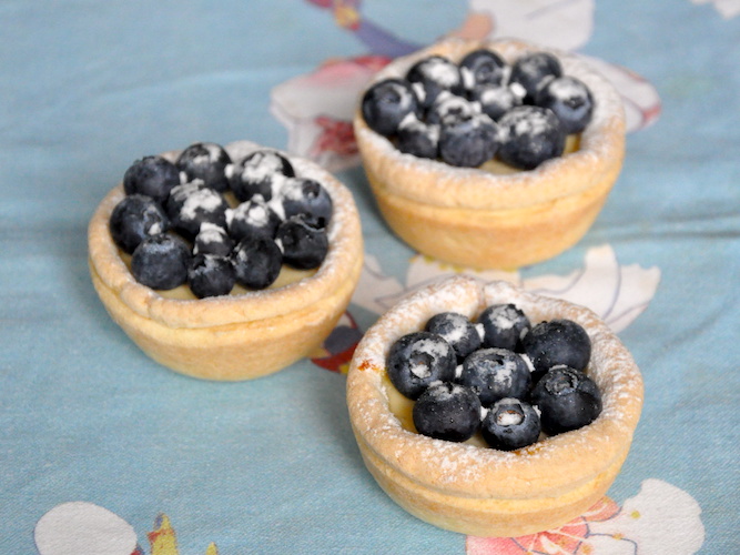 Crostatine senza glutine con formaggio cremoso e mirtilli