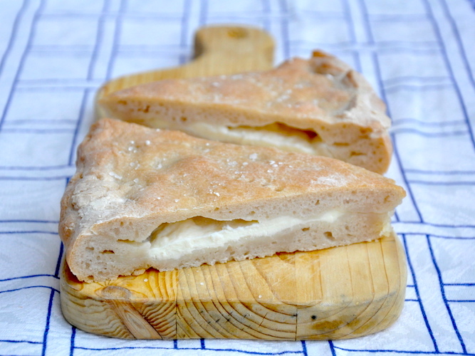 Focaccia senza glutine ripiena di stracchino