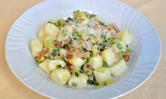 Gnocchi di ricotta senza glutine con zucchine e pancetta