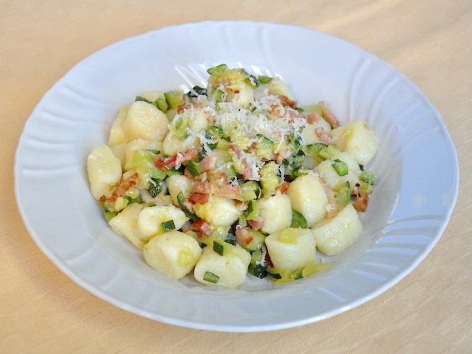 Gnocchi di ricotta senza glutine con zucchine e pancetta