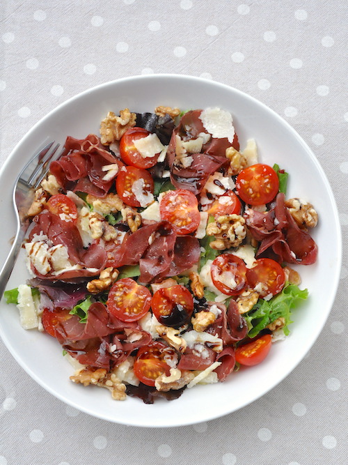 Insalata bresaola, noci e pomodorini