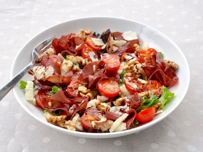 Insalata bresaola, noci e pomodorini