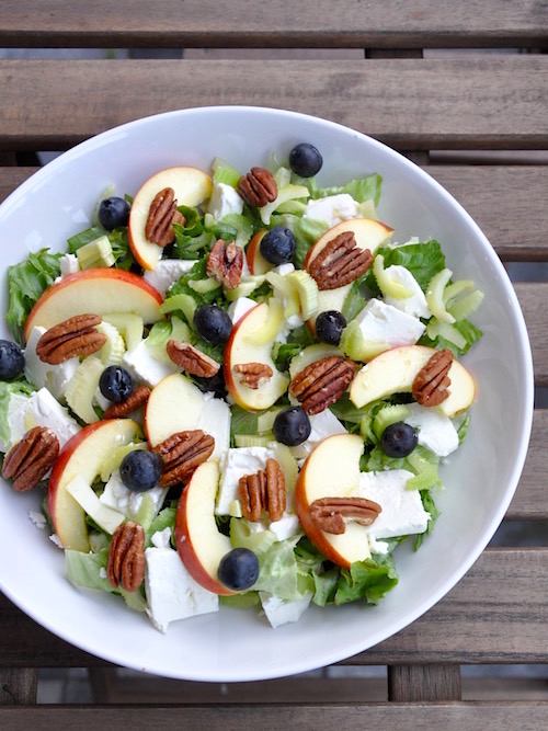 Insalata estiva con feta, mele e mirtilli