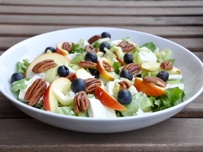 Insalata estiva con feta, mele e mirtilli