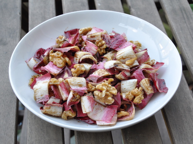 Indivia rossa con noci e aceto balsamico