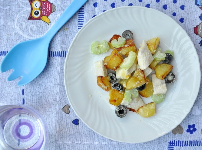 Insalata di pollo, patate, sedano e olive nere