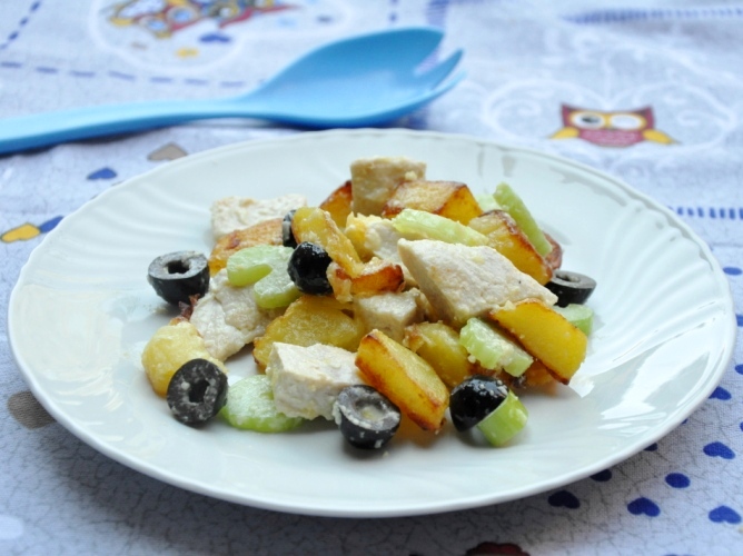 Insalata di pollo, patate, sedano e olive nere