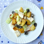 Insalata di pollo, patate, sedano e olive nere