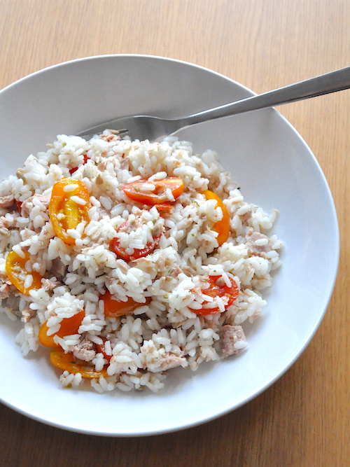 Insalata di riso tonno, pomodorini e semi di girasole