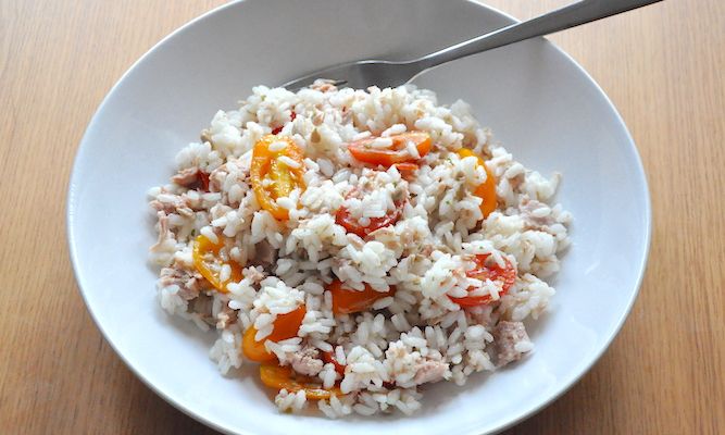 Insalata di riso con tonno, pomodorini e semi di girasole