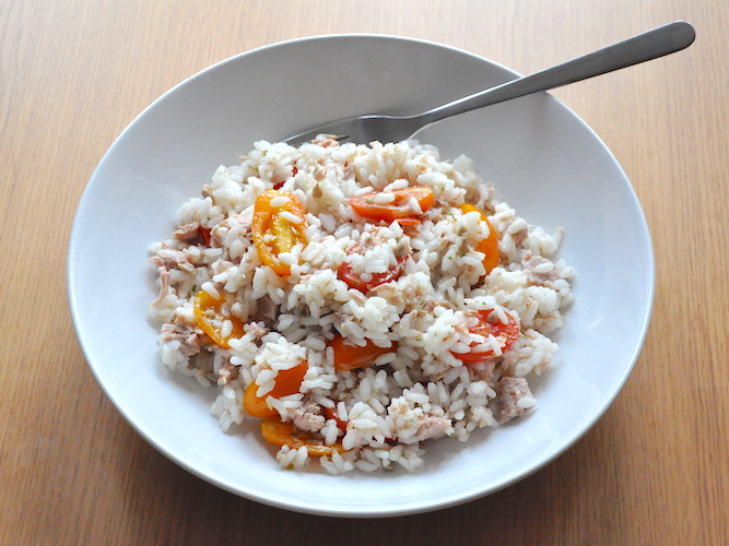 Insalata di riso tonno, pomodorini e semi di girasole