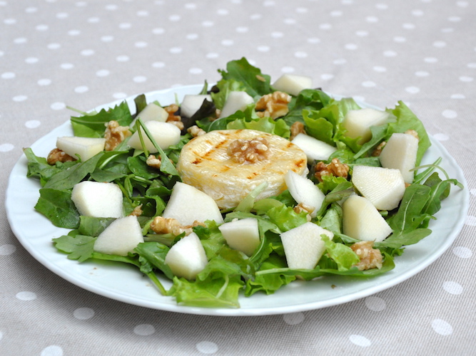 Insalata pere e noci con tomino caldo al miele