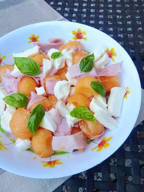 Insalata di melone, prosciutto e mozzarella