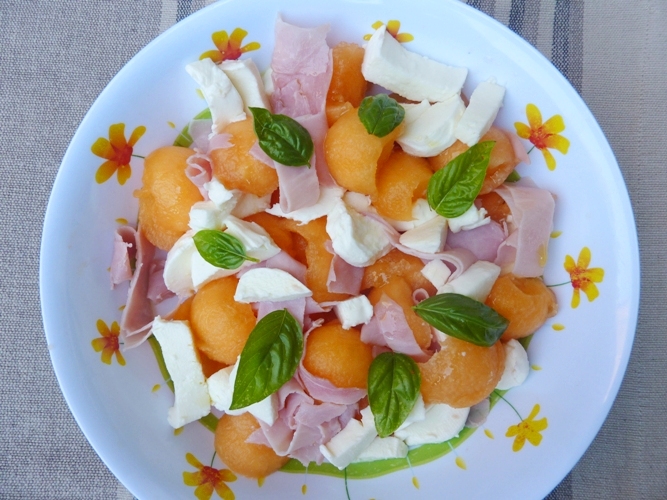 Insalata di melone, prosciutto e mozzarella