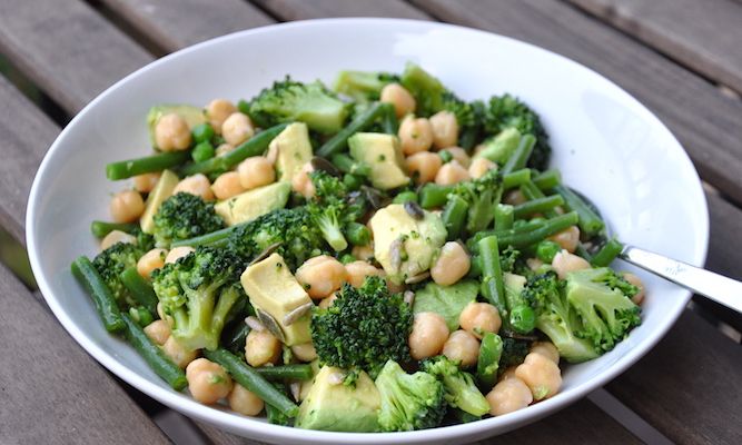 Insalata super verde con ceci, avocado, broccoli, piselli e fagiolini