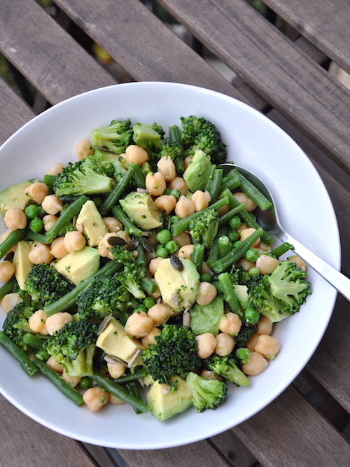 Insalata con ceci, broccoli, avocado e fagioli