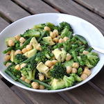 Insalata con ceci, avocado e broccoli