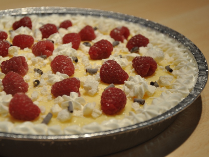 Torta alla meringa, cioccolato bianco e lamponi senza glutine