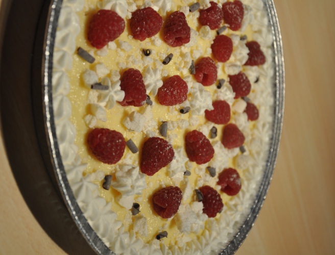 Torta alla meringa, cioccolato bianco e lamponi senza glutine