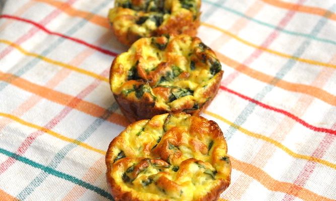 Muffins salati proteici con uova e spinaci