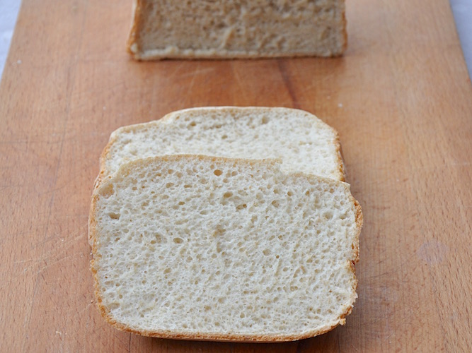 Pane senza glutine con macchina del pane