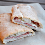 Pane senza glutine ripieno di mozzarella e prosciutto