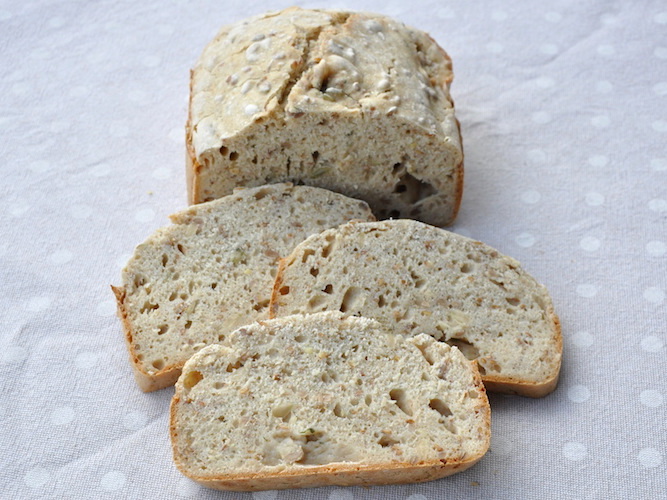 Pane senza glutine ai semi con macchina del pane