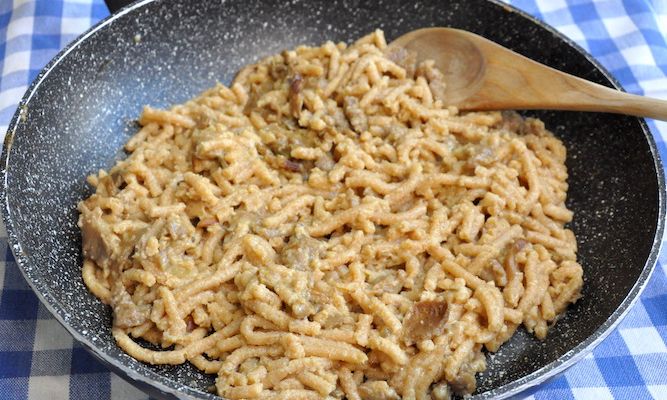 Passatelli asciutti senza glutine con salsiccia e funghi