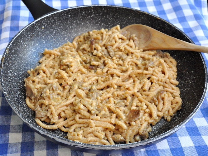 Passatelli asciutti senza glutine con salsiccia e funghi