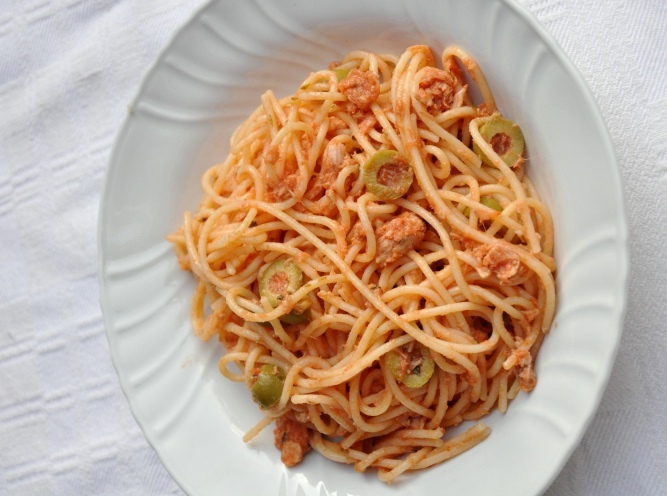 Pasta con sugo al tonno, pomodoro e olive