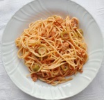 Pasta con sugo al tonno, pomodoro e olive