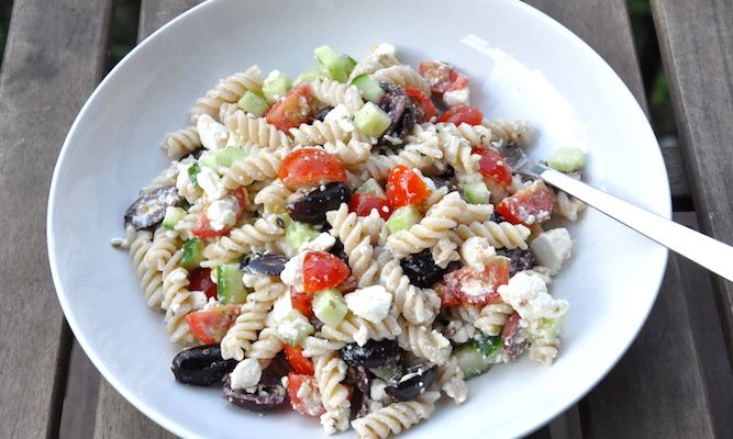 Insalata di pasta fredda alla greca